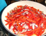 Foto del paso 2 de la receta: Chuletas de cerdo con pimientos rojos a la albahaca