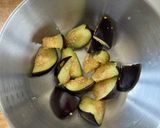 A picture of step 3 of 🍆 Aubergine and basil marinated with olive oil salad.