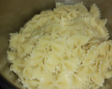 Foto del paso 2 de la receta: Pasta farfalle en salsa blanca con jamón y queso
