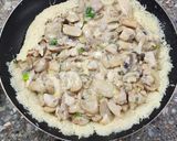 Foto del paso 5 de la receta: Tortilla de papa rosti rellena de muslitos de pollo, verdeo y champiñones 🥮