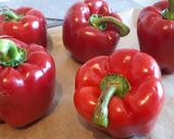 Sałatka makaronowa z pieczoną papryką, mozzarellą i oliwkami krok przepisu 1 zdjęcie