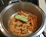Foto del paso 1 de la receta: Arroz Bomba con langostinos y chirlas