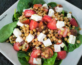 Foto del paso 5 de la receta: Ensalada de lentejas con espinacas, fresas y queso feta