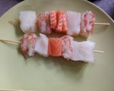 Foto del passaggio 5 della ricetta Spiedini di pesce
