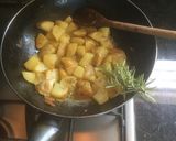 Foto del paso 4 de la receta: Pollo al spetzzatino con ajo, romero y papas