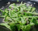 Hình bước làm 1 của món Bông cải xanh xào thịt heo