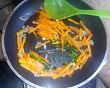A picture of step 5 of Fried eggs with stir fry noodles.