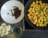 A picture of step 1 of Gnocchi Caprese.