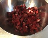 Une image de l'étape 5 de Salade de betteraves aux tomates, bleu d'Auvergne et herbes sauce balsamique.