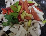 Foto langkah ke 3 dari resep Tumis Tahu Jamur.