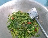 Foto langkah ke 2 dari resep Tumis kangkung telur puyuh.