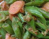 Foto langkah ke 2 dari resep Tumis buncis sosis pedas.