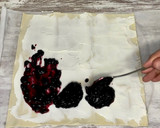 Foto del paso 2 de la receta: Trenza de hojaldre de tarta de queso y arándanos
