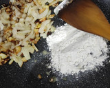 Foto del paso 6 de la receta: Merluza en Salsa Marinera Con Patatitas y Zanahorias Hervidas Aliñadas en Aceite de Albahaca