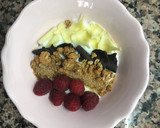 Foto del paso 2 de la receta: Yogur con muesli de dos chocolates y frutos rojos