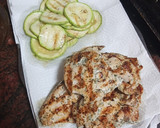 Foto del paso 2 de la receta: Pechuga con calabacín a la plancha y ensalada de zanahoria