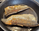 Foto del paso 2 de la receta: Filetes de trucha con pistachos, pasas y aguacate