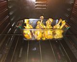 Foto del paso 3 de la receta: Piernas de pollo indues abrazadas con panceta ahumada