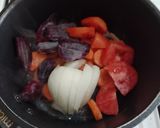 Foto del paso 1 de la receta: Sopa de remolacha, zanahoria, cebolla y tomate