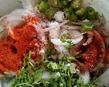 A picture of step 2 of Laccha onion salad.