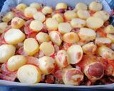 Savanyú káposzta ágyon sült karaj, burgonyával borítva recept fázis 2 fotója