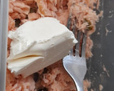 Foto del paso 2 de la receta: Crepe de Salmón a la parrilla, queso y alcaparras