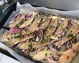 Une image de l'étape 7 de Filets de grondin aux oignons rouges, ananas, gingembre et herbes aromatiques.