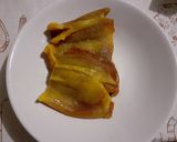 Foto del paso 3 de la receta: Chile de agua relleno de huitlacoche con espejo de crema de pimiento y gusanito de maguey