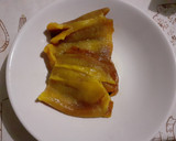 Foto del paso 3 de la receta: Chile de agua relleno de huitlacoche con espejo de crema de pimiento y gusanito de maguey