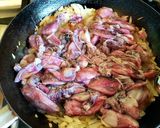 Foto del paso 2 de la receta: Calamarcitos con cebolla y habas verdes
