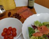 Foto del paso 2 de la receta: Ensalada tibia con salmón ahumado, dátiles, cherry y mezclum