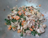 மஷ்ரூம் ஹக்கா நூடுல்ஸ் (Mushroom hakka noodles recipe in tamil) ரெசிபி ஸ்டேப் 2 புகைப்படம்