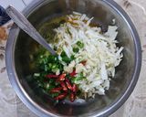 Foto langkah ke 2 dari resep Darlorkol 👩🍳Dadar Telor pakai Kol.