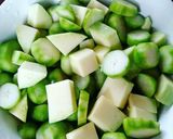 Hình bước làm 1 của món Xoài xanh, cóc thái ngâm mắm đường ^^