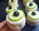 A picture of step 6 of Mayo vegies mini sandwich.