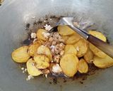 Foto langkah ke 5 dari resep Kentang Kecap Daging Giling.