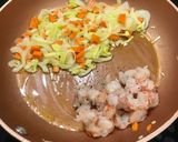 Foto del paso 2 de la receta: Albóndigas de merluza y gambones con salsa ligera de verduras y jengibre