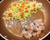 Foto del paso 2 de la receta: Albóndigas de merluza y gambones con salsa ligera de verduras y jengibre
