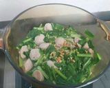 Foto langkah ke 2 dari resep Kuah Sawi Bakso.
