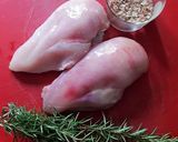Foto del paso 5 de la receta: Pechuga de pollo al horno con romero y picada de ajos, perejil
