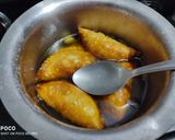 चाशनी गुजिया परतों वाली नमक पारे (chasni gujiya parato wali namak pare recipe in Hindi) रेसिपी चरण 6 फोटो