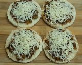 A picture of step 7 of Pepper mushroom mini bread pizza.