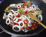 Foto del paso 4 de la receta: Arroz de calamares y alcachofas 🦑