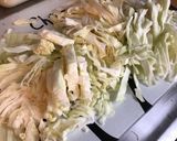 Une image de l'étape 1 de Gratin de pommes de terre vitelotte et chou blanc au parmesan,oignon de roscoff et curry.
