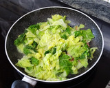 Foto del paso 3 de la receta: Col rehogada con ajo y bacon