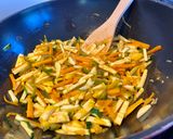 Une image de l'étape 2 de Pad Thaï aux légumes et aux crevettes.