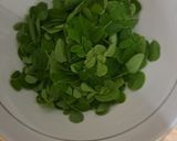 Foto langkah ke 1 dari resep Sayur Bening Daun Kelor.