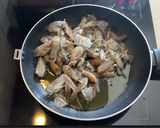 Foto del paso 3 de la receta: Huevos rotos con langostinos