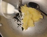 Hình bước làm 1 của món Ăn dặm cho bé: Bánh khoai tây - cá hồi sốt chanh dây