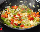 Foto del paso 2 de la receta: Pollo con fritada de verduras